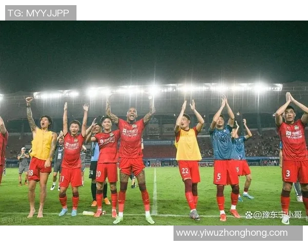 足球明星里程碑之路：从草根到巅峰的奋斗故事与荣耀瞬间